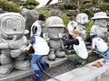ハットリくんピカピカ　氷見・光禅寺で観光ボランティアが石像清掃、ＧＷに藤子（Ａ）まつり
