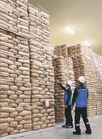 コメ流通回復、政府の目算外れ　備蓄放出表明後も高騰、業者様子見で下値５キロ３０００円か