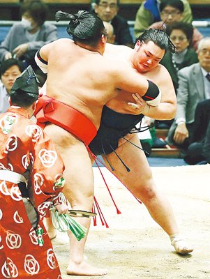 得意の右四つ、朝乃山連勝