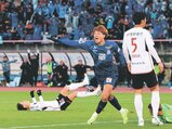 富山－松本　後半追加タイム、同点ゴールを決め、駆け出す碓井（中央）＝県総合運動公園陸上競技場（神島英能撮影）