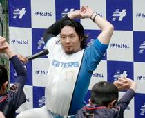 日本ハム伊藤、札幌で野球教室