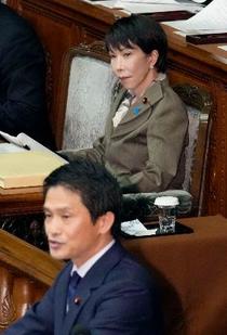 積極財政、消費減税で論戦