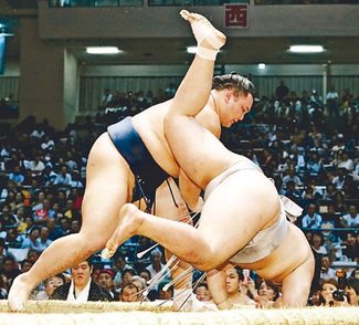 朝乃山、明生突き落とし６勝目　名古屋場所７日目