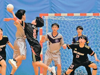 男子・氷見北部は前半低調、守備崩れ　春中ハンド第２日