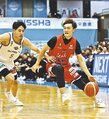 京都-富山 第3Q、ドリブルをする富山の宇都(右)