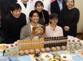 池田航さんと古里・城端の店が地域盛り上げへ一丸　考案の干し柿のタレ、スイーツやすしに活用　