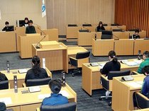 射水市の小６が市議会で論戦　模擬体験で役割学ぶ