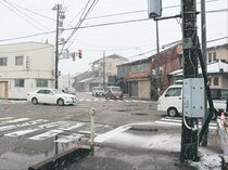 衝突で車外に投げ出されたか　高岡・路上死亡女性、運転は別人の可能性