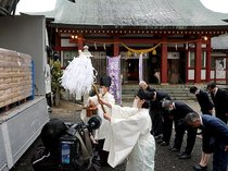 健康願い、そば粉お清め　石川製麺、魚津神社で１９万食分