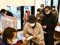 スーパー開店前に長い列　富山市でプレミアム商品券販売開始、１万円で１万２千円分