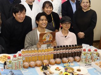 池田航さんと古里・城端の店が地域盛り上げへ一丸　考案の干し柿のタレ、スイーツやすしに活用