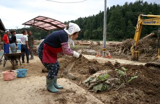 地震で傷ついた大地覆う土砂と流木　豪雨災害の石川・珠洲市で本紙記者ルポ