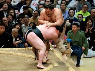 朝乃山連敗、星は五分に　大相撲春場所８日目