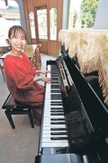 ＜私の相棒＞８　ピアノ<br />シンガー・ソングライター・北村瞳さん（３５）南砺市
