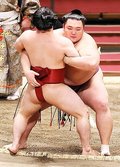 朝乃山 勝ち越し　春場所１０日目、炎鵬を押し出し