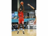 京都-富山 第1Q、シュートを決める富山のガドソン=かたおかアリーナ京都