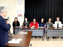 読書電車にポイント活用…公共交通振興策を慶応大・東洋大の学生が提案　上市町の移住体験インターン生