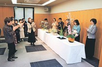 新春彩る花、精進誓う　龍生派富山支部が魚津で初生け会