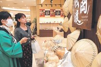 「染色スゲ」模様さまざま　菅笠振興会ＰＲ、高岡で笠や帽子展示