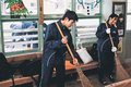 地鉄存続のため恩返し　富山・上滝中生、駅で清掃奉仕