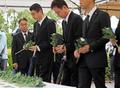 犠牲４３人、鎮魂願い関係者献花