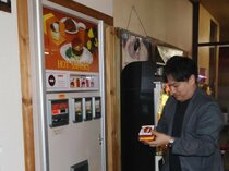 根強い人気誇るレトロ自販機の世界とは　高岡のゲーセンで２０年ぶり復活、きっかけは突然現れた２人組