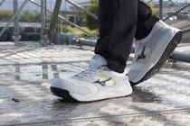 滑りにくい作業用シューズ