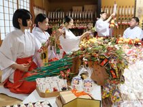 初詣に向け縁起物の準備始まる　南砺・高瀬神社、２００種類２０万点用意