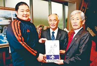 富山の食で活躍を　県ＪＡグループ、米と和牛贈る