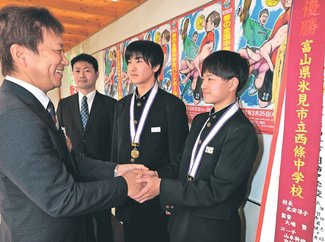 ハンド氷見西條男子「春夏２冠を」　主将ら市役所訪問、春中優勝を報告