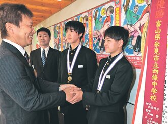 ハンド氷見西條男子「春夏２冠を」　主将ら市役所訪問、春中優勝を報告