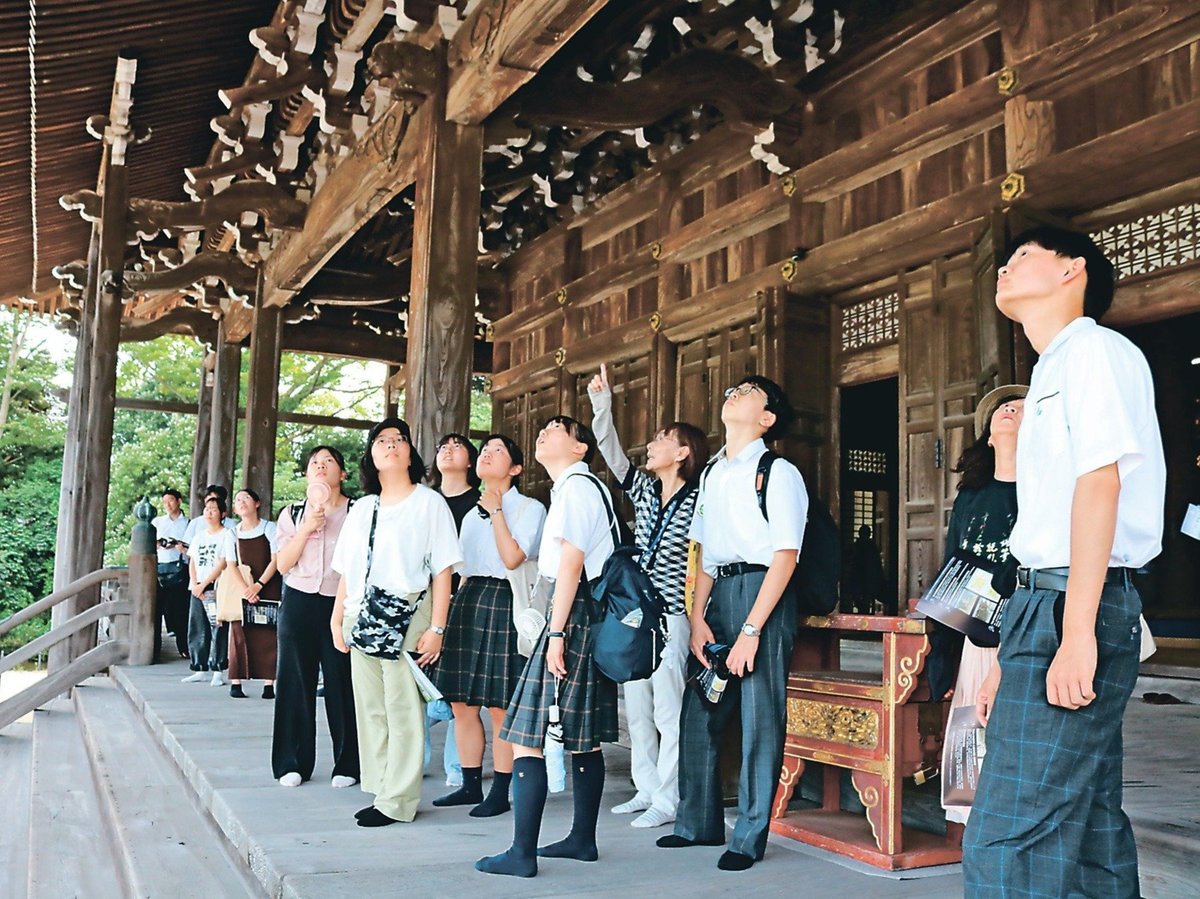 決戦の地・高岡の歴史満喫 高校生万葉短歌バトル出場チーム、大会を前に国宝勝興寺など見学|北日本新聞webunプラス