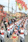 民謡踊り、しなやか　高岡・戸出七夕まつりの街流し