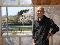 たてものに会いにいく＋（プラス）ナビゲーター吉川和博さん「暮らしの背景になるデザインを」