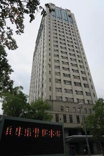 道場で巡査長が死亡、自ら発砲か