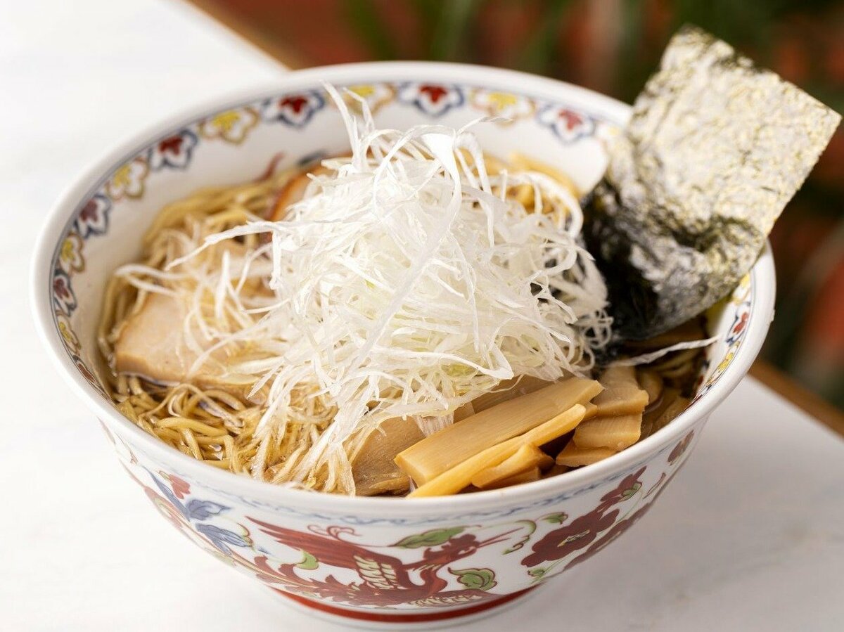 上品なしょうゆ味。五目あんかけ。濃厚なみそ味。昭和にオープンした