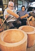 臼ときね出番待つ　高岡の木工所