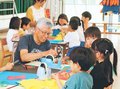 被災地の子どもを笑顔に　絵本作家の木内さん、伏木の園児に工作教室