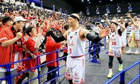 福岡戦に勝利し、Ｂ１昇格を決めた富山グラウジーズ。試合後、選手たちがブースターと喜びを分かち合った＝照葉積水ハウスアリーナ