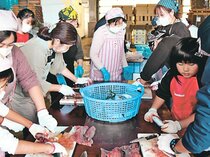 親子で次々三枚おろし　氷見で水産加工教室、魚のさばき方学ぶ