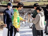 警察官とともに闇バイトへの注意を呼び掛けた学生ボランティア（左から２人目）＝富山大