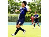 カターレ富山―関西大　前半、先制点を決め喜ぶ西矢＝高岡スポーツコア	