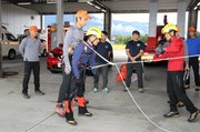 背負って救助する手法を確かめる隊員
