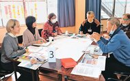 今後の地区のまちづくりについて意見を交わす住民と学生ら＝高岡市の吉久公民館