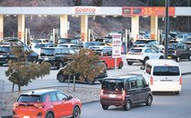 ガソリン急騰に悲鳴　県内ＧＳに長い列