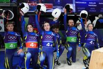 ヘルメット掲げ連帯示す