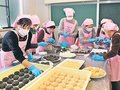 手作りおはぎ食べてね　高岡・二塚地区食改推進員ら、お年寄りに贈る