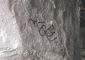 落書きされた擬岩