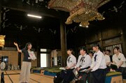 本堂で寺の歴史を学ぶ高校生＝勝興寺