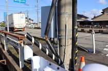 信号柱に車衝突か、３３歳女性死亡　高岡